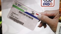 Mereka tengah mencoba proses pembayaran iuran BPJS Kesehatan di gerai Super Indo Duren Tiga, Jakarta, Rabu (22/2). Dengan kerjasama ini, Bank Mandiri menyediakan channel pembayaran iuran BPJS Kesehatan lebih dari 16.000 gerai pembayaran BPJS Kesehatan dan ke depan akan ditambah hingga 20.000 loket pembayaran.
