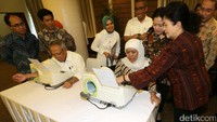 Menkes Nila Moeloek memberikan penjelasan soal alat pengukur tekanan darah mandiri kepada Mensos Khofifah Indar Parawansa.