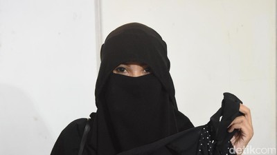 Mengidap Penyakit Kulit, Istri Caisar Tampil Bercadar