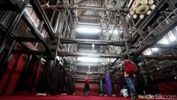 Uniknya, Masjid Agung Sang Cipta Rasa keraton Kasepuhan Cirebon, adzan dilantunkan oleh 7 orang sekaligus. Itulah mengapa disebut adzan pitu (pitu = tujuh).Wali Songo berperan besar terhadap pembangunan masjid ini.