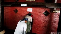 Sebuah pintu masuk ruang utama masjid pun terlihat sangat kecil. Seperti yang terlihat pada gambar. Masyarakat memasuki dengan cara menunduk seperti ini.