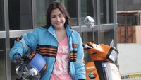 Sebelum mengendarai Vespa, Prilly sempat-sempatnya berpose. Foto: dok detikHOT Sebelum mengendarai Vespa, Prilly sempat-sempatnya berpose. Foto: dok detikHOT