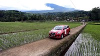 Mereka pun menikmati keindahan Gunung Ciremai.