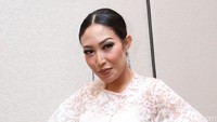 Saat ini Ayu Dewi tidak ingin terlalu sibuk karena bisa mengganggu kesehatannya dan calon bayi. Pool/Palevi S/detikFoto.