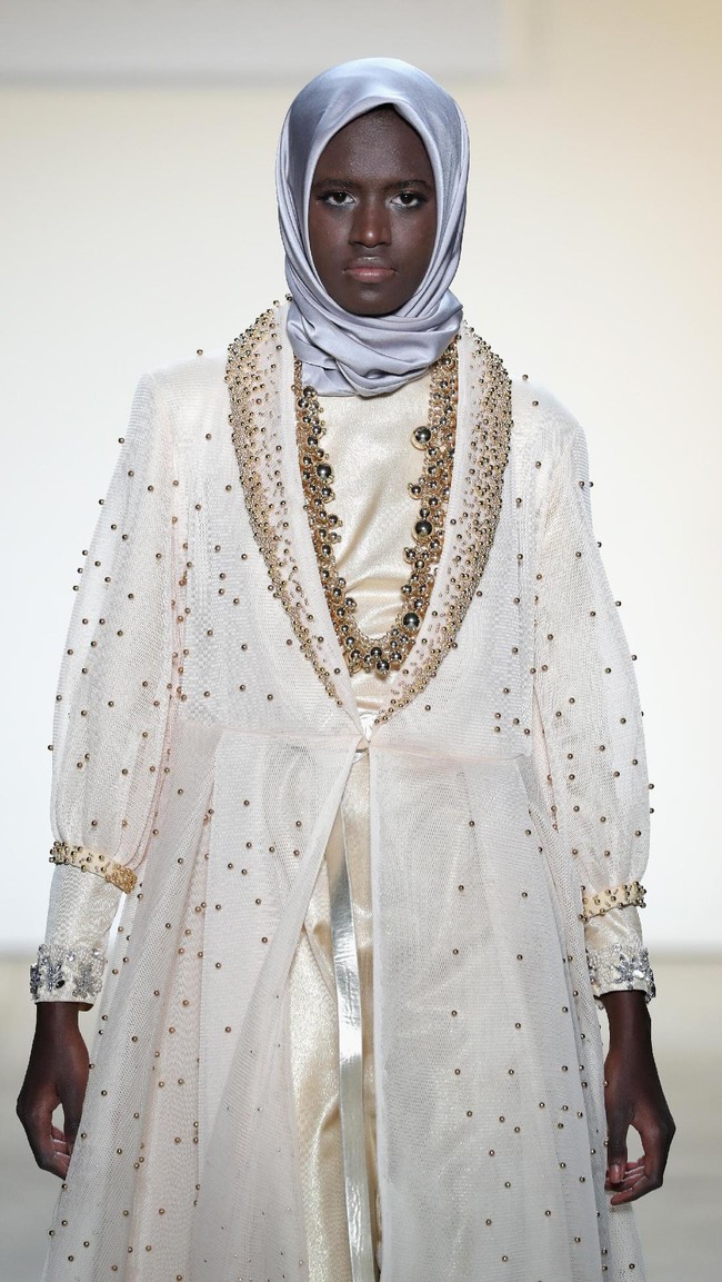 Anniesa Hasibuan kembali menjadi viral di penampilan keduanya untuk NYFW Fall/Winter 2017. Pasalnya ia menggunakan model imigran yang kemudian viral di media sosial. Foto: Getty Images