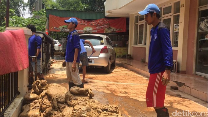 Tanggul Kali Sunter yang Jebol Diperbaiki Sementara