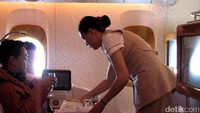 Para pramugari Emirates di kelas bisnis pun patut diacungi dua jempol. Pelayanan mereka cekatan dan sigap (Afif/detikTravel)