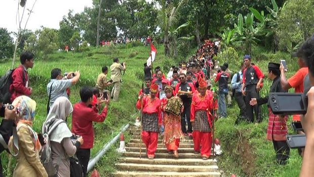 Keluarga menggelar upacara di makam Tan Malaka di Kediri. 