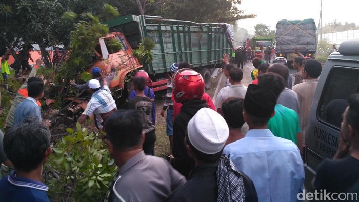 Truk Kecelakaan di Situbondo, Pasutri Tertimbun Ribuan Botol