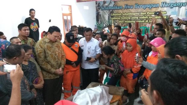 Ahok dan para pelayat memanjatkan doa untuk mendiang Dennis.
