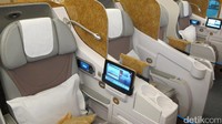 detikTravel merasakan pengalaman naik bisnis maskapai Emirates beberapa waktu lalu, dengan kode penerbangan EK359 PP Jakarta-Dubai. Kursi-kursi di kelas bisnis ini lebih besar ukurannya, bisa direbahkan sampai posisi badan benar-benar enak untuk tidur (Afif/detikTravel)