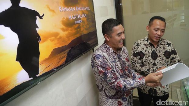 President Director PT. ITDC Abdulbar M Mansoer berbincang bersama Director PT. ITDC Jatmiko K. Santosa menunjukan maket dari Kawasan Pariwisata Mandalika, Lombok, NTB, di Jakarta, Rabu (22/02/2017). PT. Pengembangan Pariwisata Indonesia (persero)  atau Indonesia Tourism Development COrporation (ITDC) memperkenalkan pengembangan Kawasan Ekonomi Khusus (KEK) Mandalika. ITDC telah memulai tahap pertama dari proyek infrastruktur dan fasilitas di dalam kawasan seluas 1.175 hektar dengan nilai investasi dari ITDC senilai Rp. 3,3 Triliun dan mendatangkan investasi swasta senilai 24 triliun. Grandyos Zafna/detikcom