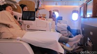 Nyaman, tenang dan asyik itulah gambaran naik kelas bisnis Emirates Jakarta-Dubai. Tidur nyenyak, perut kenyang dan bisa nonton banyak film (Afif/detikTravel)