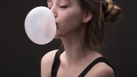 Jika permen karet tertelan bisakah sebabkan usus buntu dan akan menempel selama bertahun-tahun? Ini hal yang tidak benar. Seperti yang dilansir dari Dailymail, permen karet yang tertelan akan menempel di perut atau usus, tetapi tidak dalam waktu yang lama apalagi hingga bertahun-tahun. Walaupun bukan makanan yang mudah dicerna, sistem pencernaan memiliki cara khusus untuk mencerna permen karet tersebut. Tapi menelan permen karet bisa sebabkan sembelit. Foto: iStock