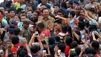 Ahok disambut meriah oleh warga saat tiba di RPTRA Kalijodo.