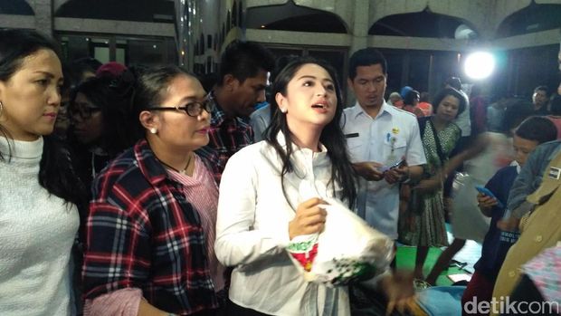 Cathy Sharon dan Dewi Persik Tengok Korban Banjir Cipinang Melayu
