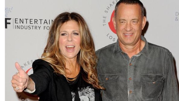 Tom Hanks dan Rita Wilson SANTA MONICA, CA - SEPTEMBER 25: Actress Rita Wilson (L) and husband actor Tom Hanks arrive at the 23rd Annual Simply Shakespeare Benefit reading of The Two Gentleman of Verona at The Broad Stage on September 25, 2013 in Santa Monica, California. (Photo by Kevin Winter/Getty Images)