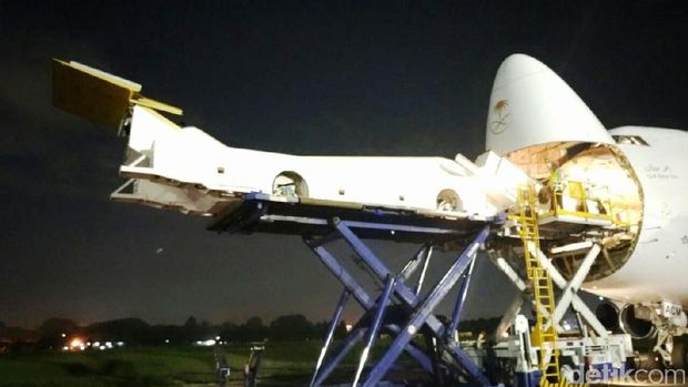Tangga motorized atau excavator yang khusus digunakan oleh Raja Salman telah mendarat di Bandara Halim Perdanakusuma dan Bandara Ngurah Rai Bali