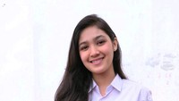 Dara kelahiran 18 September 1998 itu terlihat semringah dan memiliki paras ayu yang membuat jatuh hati. Pool/Mauludi/detikFoto.