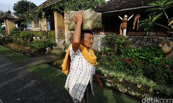 Tak hanya terbiasa mengelompokkan sampah yang dapat didaur ulang, warga di Desa Penglipuran juga sudah menyepakati limbah kapur cair tidak diperkenankan untuk di buang di tempat pembuangan. Hal itu dilakukan guna mencegah terjadinya pencemaran lingkungan. Tak hanya terbiasa mengelompokkan sampah yang dapat didaur ulang, warga di Desa Penglipuran juga sudah menyepakati limbah kapur cair tidak diperkenankan untuk di buang di tempat pembuangan. Hal itu dilakukan guna mencegah terjadinya pencemaran lingkungan.