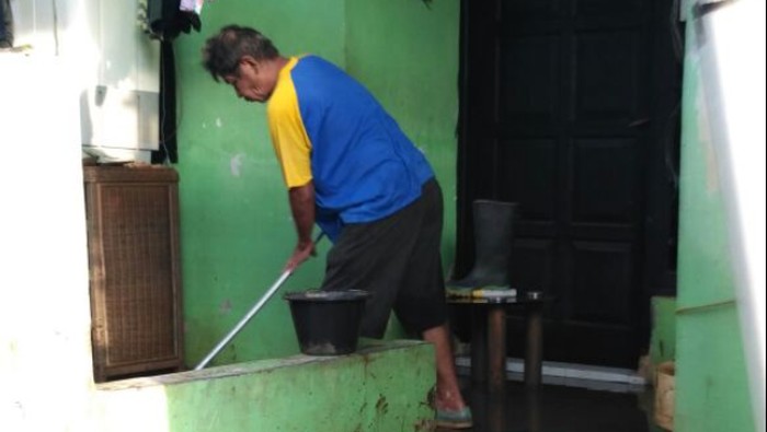 Banjir di Cipinang Melayu Surut, Warga Mulai Bersihkan Rumah