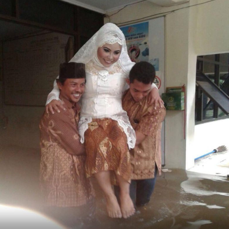 Melihat Perjuangan Marlina dan Mansyur Menikah Saat Banjir Melanda Melihat Perjuangan Marlina dan Mansyur Menikah Saat Banjir Melanda