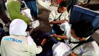 Mereka berusaha menggambar motif awan di kain batik yang sudah disediakan dengan logo Datsun. Setelah selesai, kain itu kemudian dicelupkan ke pewarna.