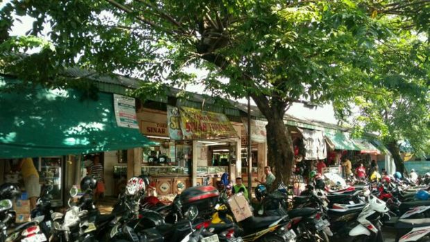 Pasar Buncit mulai bergeliat.