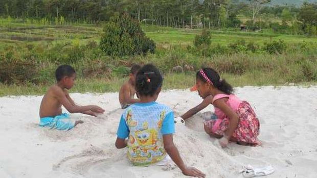 Anak-anak asyik bermain pasir (Afif/detikTravel)