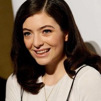 Penyanyi Lorde telah lama berjuang melawan jerawat. Dia pun sempat kesal dengan komentar orang-orang yang seolah menganggap dirinya tak cukup bersih merawat kulit sehingga jerawat terus bermunculan. Kamu cuci muka nggak sih? Ya tentu saja aku cuci muka. Aku hanya dikutuk secara genetis, ujar Lorde kesal. Foto: Scott Dudelson/Getty Images