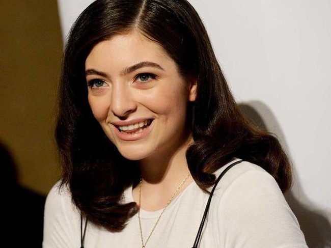 Penyanyi Lorde telah lama berjuang melawan jerawat. Dia pun sempat kesal dengan komentar orang-orang yang seolah menganggap dirinya tak cukup bersih merawat kulit sehingga jerawat terus bermunculan. Kamu cuci muka nggak sih? Ya tentu saja aku cuci muka. Aku hanya dikutuk secara genetis, ujar Lorde kesal. Foto: Scott Dudelson/Getty Images