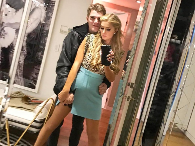 Paris Hilton Pamer Kemesraan dengan Pacar Baru Paris Hilton Pamer Kemesraan dengan Pacar Baru