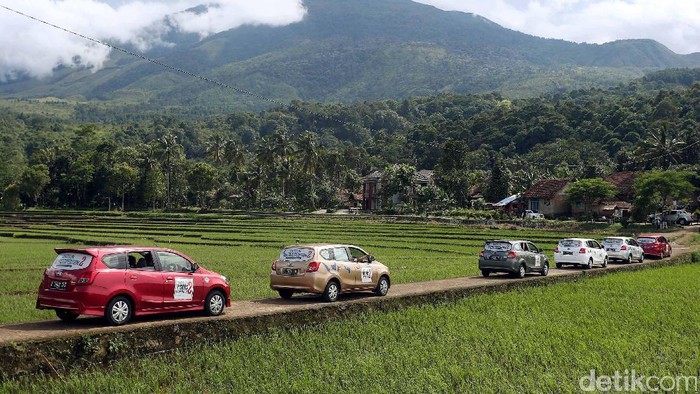 Di hari kedua, para peserta Datsun Risers Expedition mendapati tantangan dengan melewati kaki Gunung Ciremai, Selasa (21/02/2017).