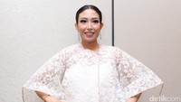 Dress dengan motif yang kalem dan simpel buat wanita 32 tahun itu tetap kece. Pool/Palevi S/detikFoto.