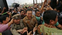 Ahok melayani permintaan salaman warga.