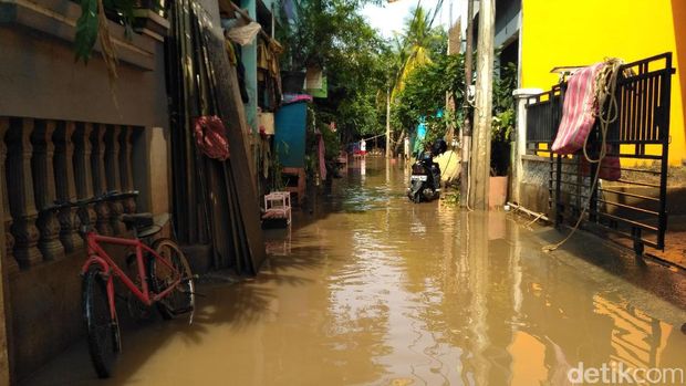 Momen Warga Cipinang Melayu Bersih-bersih Sampah Pasca Banjir