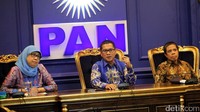 Ketua DPP PAN Yandri Susanto (tengah) didampingi anggota Fraksi PAN Andi Yuliani Paris (kiri) dan Amran (kanan) menggelar konferensi pers di gedung DPR, Jakarta, Rabu (22/2/2017).