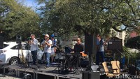 Ada sebuah panggung yang digunakan untuk penampilan band yang menghibur pengunjung taman. Tentunya lagi yang dibawakan band tersebut adalah lagu jazz (Angga/detikTravel)