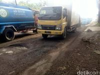 Berlubang, Ruas Jalan Cikembar Sukabumi Kerap Sebabkan Kecelakaan