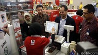Hadir dalam acara tersebut VP Operation PT Lion Super Indo Wirawan Winarto, Kepala Departmen Manajemen Iuran Pekerja Penerima Upah (PPU) BPJS Yurita Yuliddin dan SVP Corporate Banking 1 Bank Mandiri Yusak L. S. Silalahi.