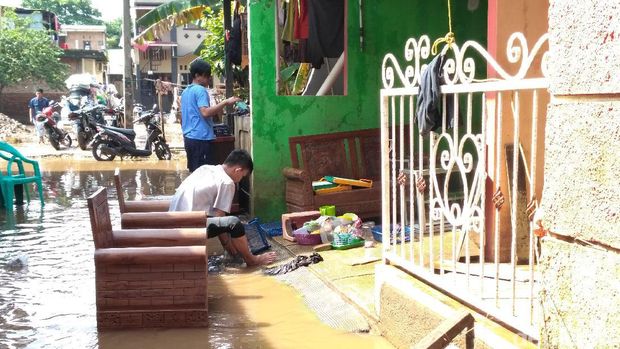 Momen Warga Cipinang Melayu Bersih-bersih Sampah Pasca Banjir