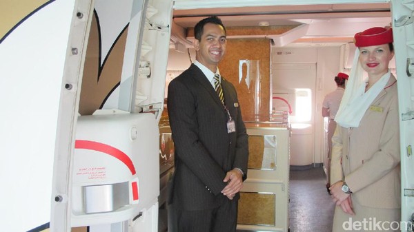 Awak kabin Emirates. Penghentian penerbangan penumpang ini merupakan arahan pemerintah Uni Emirat Arab untuk melindungi masyarakat terhadap penyebaran COVID-19, Emirates menangguhkan semua penerbangan penumpang untuk sementara mulai 25 Maret 2020. Maskapai akan melanjutkan layanan penumpang segera setelah dimungkinkan untuk melakukannya. Sementara itu, Emirates tetap akan mengoperasikan armada Boeing 777, memperkuat hubungan kargo udara internasional untuk mengangkut barang-barang penting, termasuk pasokan medis dan makanan, ke seluruh dunia. Foto: Afif Farhan Awak kabin Emirates. Penghentian penerbangan penumpang ini merupakan arahan pemerintah Uni Emirat Arab untuk melindungi masyarakat terhadap penyebaran COVID-19, Emirates menangguhkan semua penerbangan penumpang untuk sementara mulai 25 Maret 2020. Maskapai akan melanjutkan layanan penumpang segera setelah dimungkinkan untuk melakukannya. Sementara itu, Emirates tetap akan mengoperasikan armada Boeing 777, memperkuat hubungan kargo udara internasional untuk mengangkut barang-barang penting, termasuk pasokan medis dan makanan, ke seluruh dunia. Foto: Afif Farhan