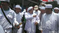 Habib Rizieq Tinjau Lokasi Banjir di Pasar Minggu