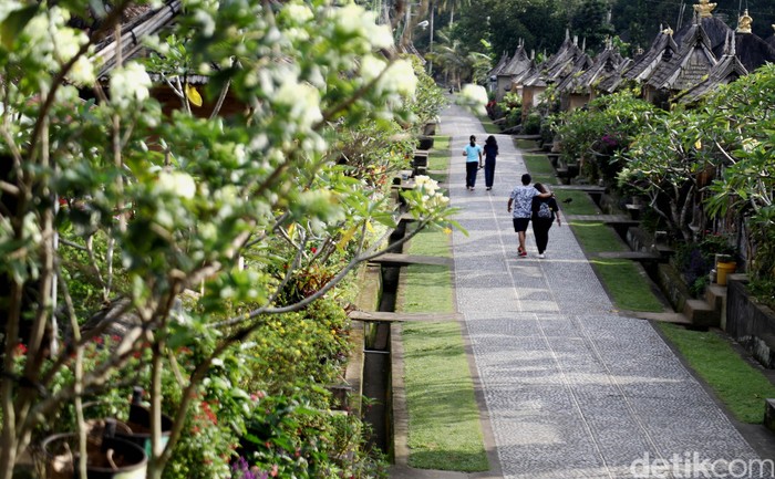 Cantiknya Desa Penglipuran Bali Desa Penglipuran merupakan sebuah wilayah pedesaan yang menjadi ikon desa wisata di Bali. Desa ini menjadi tujuan wisatawan domestik dan asing.
