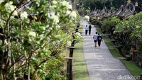 Sejumlah wisatawan tampak berkunjung ke Desa Penglipuran, Bali. Desa yang berada di Kabupaten Bangli, Bali, ini merupakan salah satu desa terbersih di dunia.