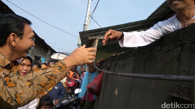 Warga sekitar menyambut kedatangan Ahok.