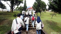 Risers menaiki anak tangga menuju Gedung Perundingan Linggarjati.