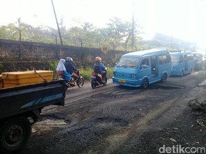 Berlubang, Ruas Jalan Cikembar Sukabumi Kerap Sebabkan Kecelakaan