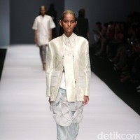 Koleksi Toton Januar for Dewi Fashion Knight [DFK] di Jakarta Fashion Week 2017. Senayan City. Jakarta. [Foto: Mohammad Abduh/Wolipop]