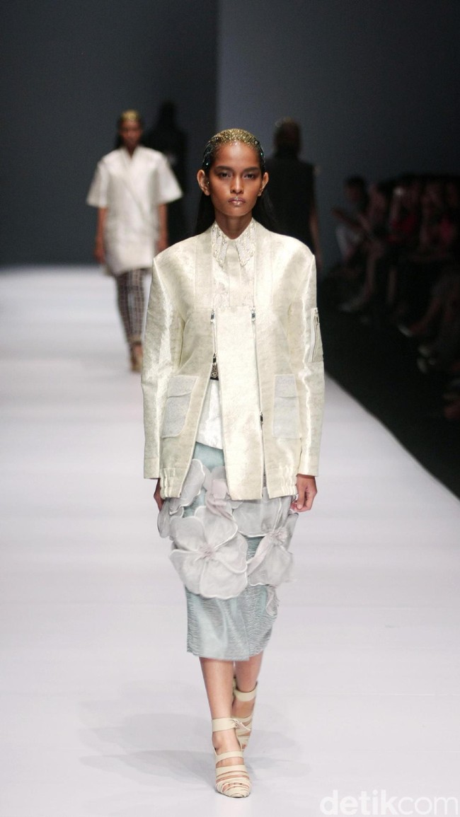 Koleksi Toton Januar for Dewi Fashion Knight [DFK] di Jakarta Fashion Week 2017. Senayan City. Jakarta. [Foto: Mohammad Abduh/Wolipop]